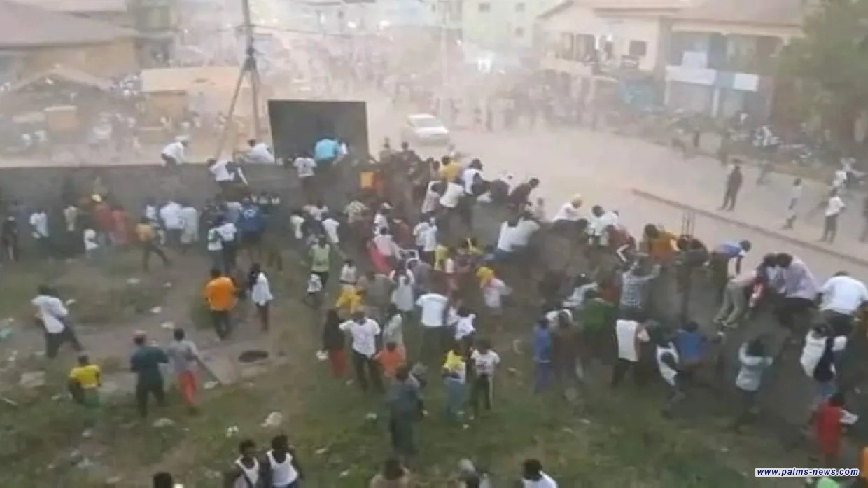 نحو 100 قتيل في اشتباكات عنيفة بين مشجعين خلال مباراة كرة قدم